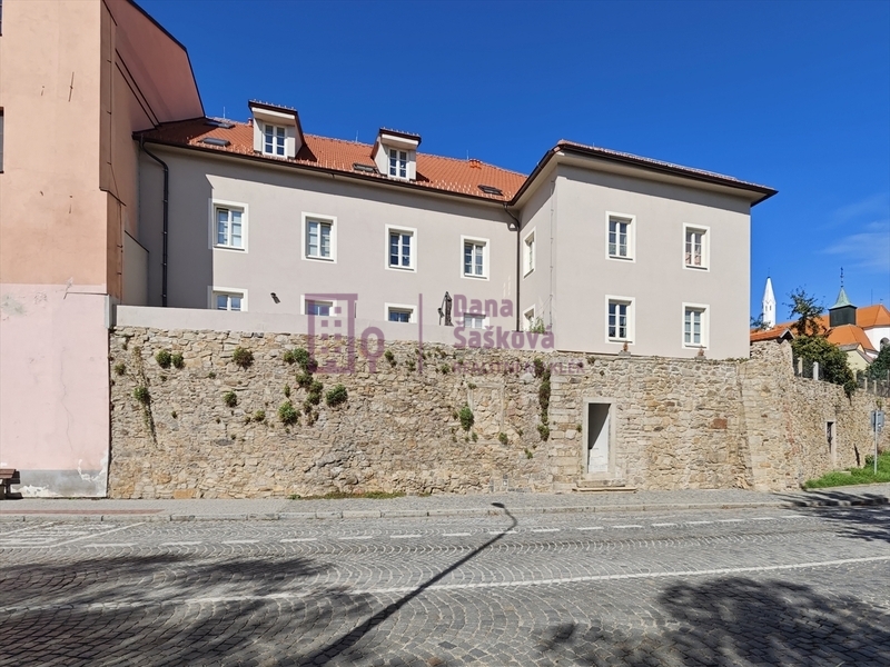 Pronájem, byt 1+kk s terasou, 39 m2, Jindřichův Hradec, náměstí Míru