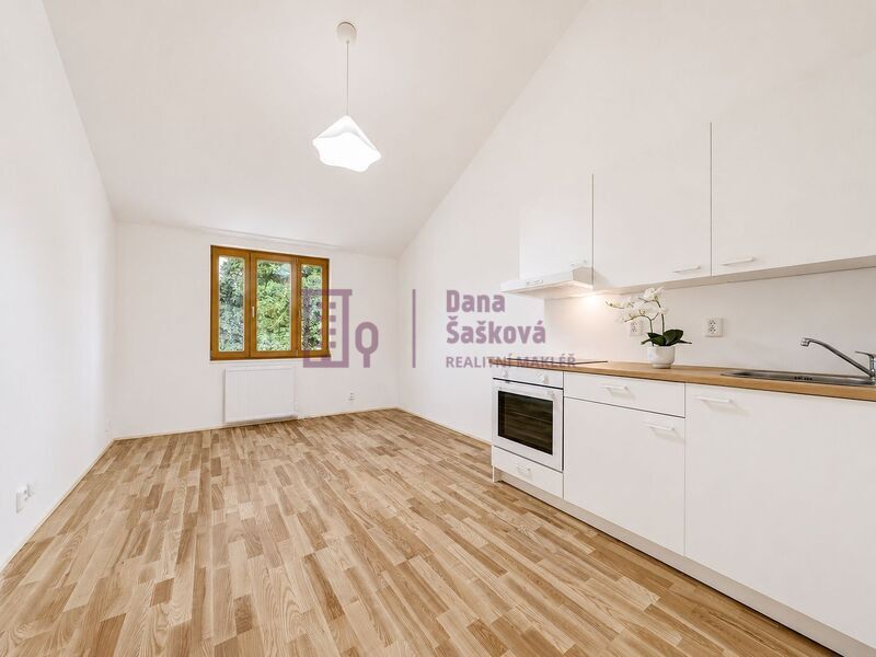 Pronájem, byt 2+kk s balkonem, 35 m2, Jindřichův Hradec, ulice Na Piketě