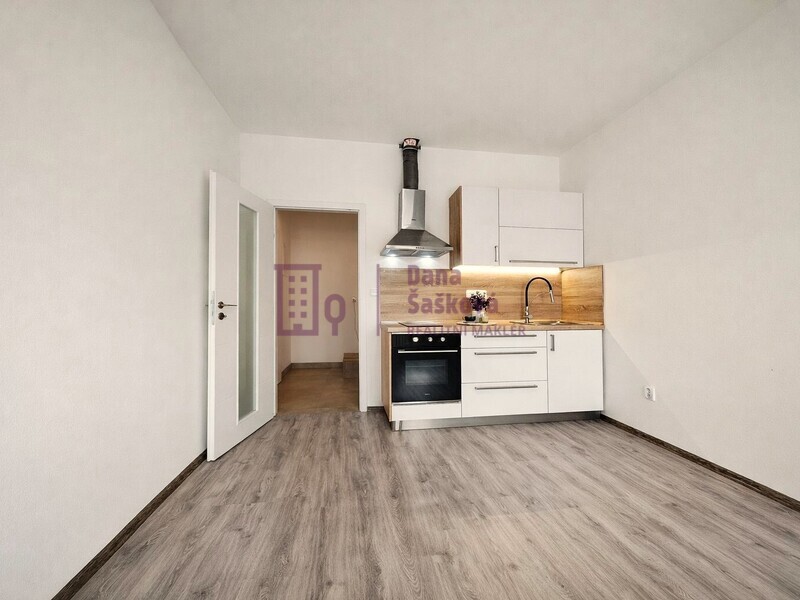 Pronájem, byt 1+kk, 23 m2, Jindřichův Hradec, Nádražní