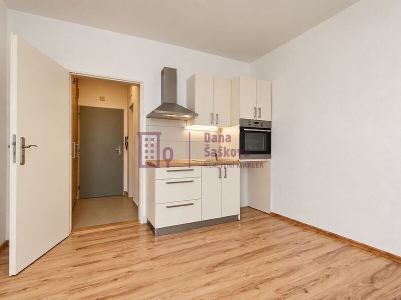 Pronájem, byt 1+kk, 19 m2, Jindřichův Hradec, Nádražní