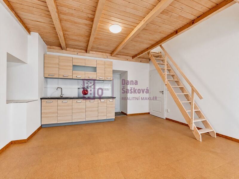 Pronájem, byt 1+kk v podkroví, 50 m2, Jindřichův Hradec, nám. Míru