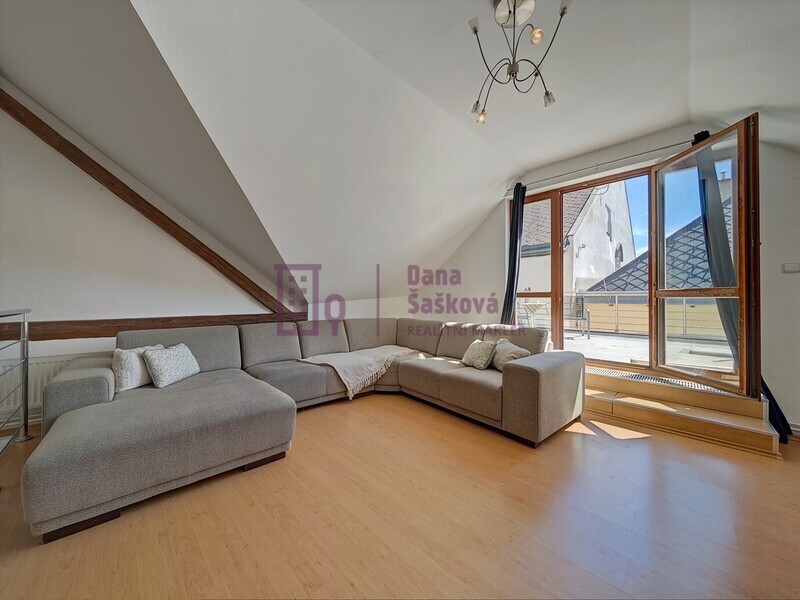 Pronájem, podkrovní byt s terasou, 145 m2, Jindřichův Hradec, ul. Za Kostelem