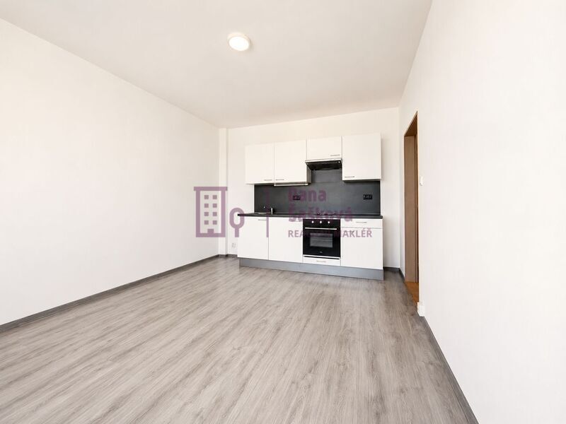 Pronájem, byt 2+kk s balkonem, 34 m2, Jindřichův Hradec, sídliště Vajgar