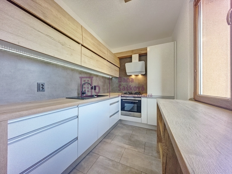 Pronájem, byt 3+1 s lodžií a halou, 82 m2, Jindřichův Hradec, ul. Kosmonautů