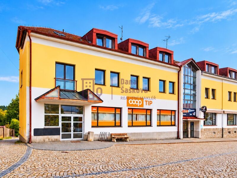Pronájem, obchodní prostory, 730 m2, Studená, nám. Sv. J. Nepomuckého