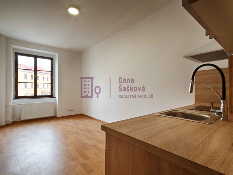 Pronájem, byt 1+kk, 20 m2, Jindřichův Hradec, náměstí Míru