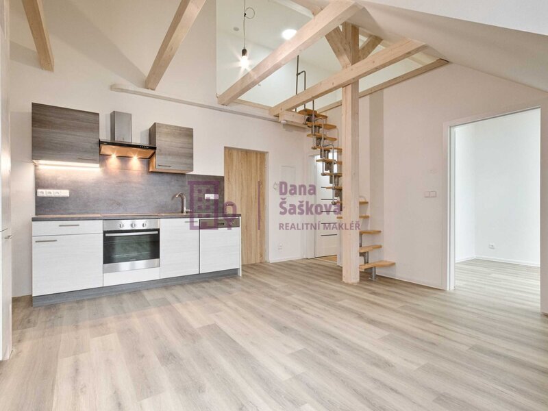 Pronájem, byt 2+kk s galerií, 49 m2, Jindřichův Hradec, náměstí Míru